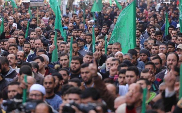 كوادر حركة حماس خلال مسيرة جماهيرية في غزة (أرشيف)